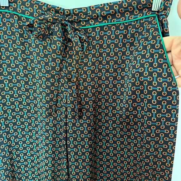Alice & Trixie silk charmeuse piped drawstring lounge pants in horsebit print. - Picture 1 of 9